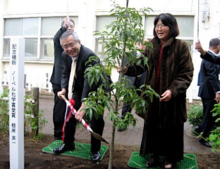 诺贝尔化学奖得主根岸英一访问神奈川县的母校