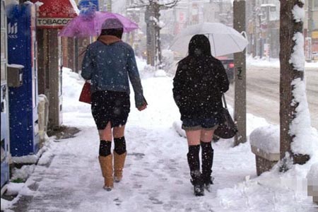 日本特色女孩子们冬天也穿超短裙