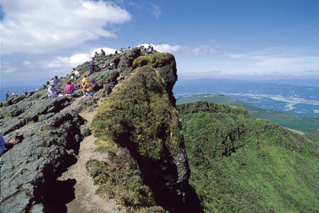 韩国岳是雾岛山的最高峰,是一座跨越宫崎县与鹿儿岛县交界处的活火山