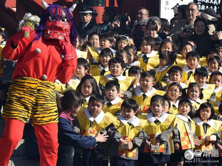 日本节分日幼儿园小朋友在浅草寺撒豆子求福