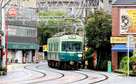 日剧《一半，蓝色》播出而迅速爆红的 “夏虫色”京阪电车