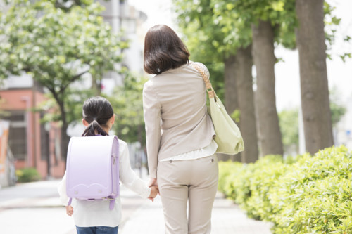 日本母子单亲家庭平均年收入为348万日元