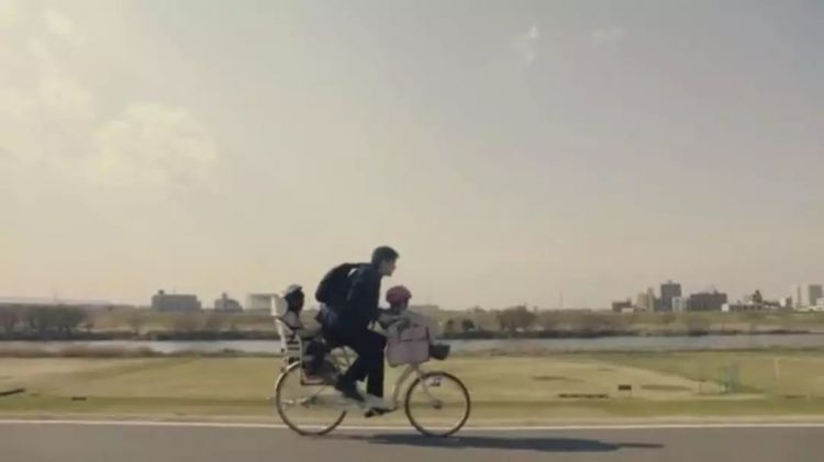 “丧偶式育儿”值得赞美吗？日本四则广告和一次跨国争论的思考