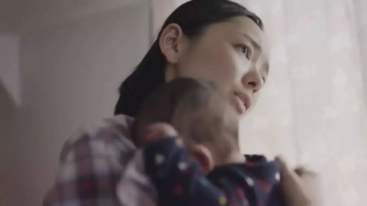 “丧偶式育儿”值得赞美吗？日本四则广告和一次跨国争论的思考