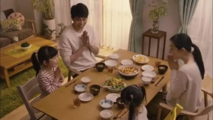 “丧偶式育儿”值得赞美吗？日本四则广告和一次跨国争论的思考