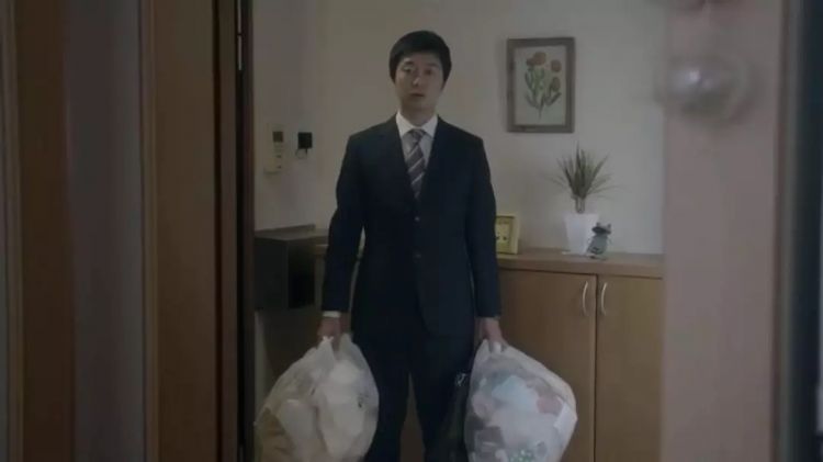 “丧偶式育儿”值得赞美吗？日本四则广告和一次跨国争论的思考