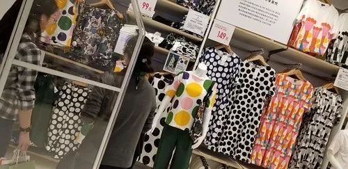 优衣库的新款,让我想起了《监狱风云》里的周润发... 优衣库的新款,让我想起了《监狱风云》里的周润发...