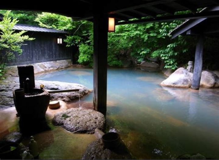 为什么日本泡温泉不能穿泳衣？男女混浴真的有人去吗？