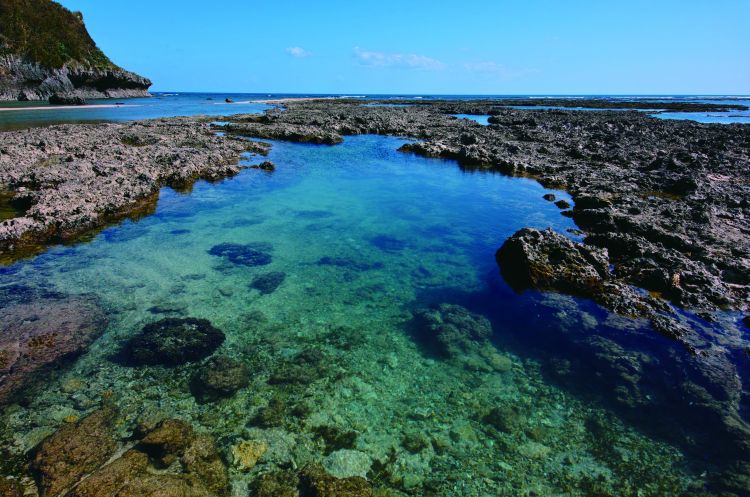 冲绳作为日本最热旅游目的地之一，是如何解决“观光”和“景区化”的矛盾的？