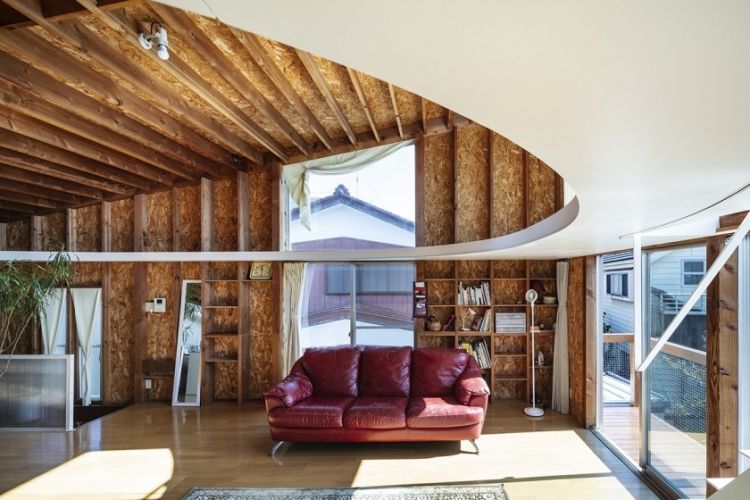 日本设计：装入椭圆形天井的家