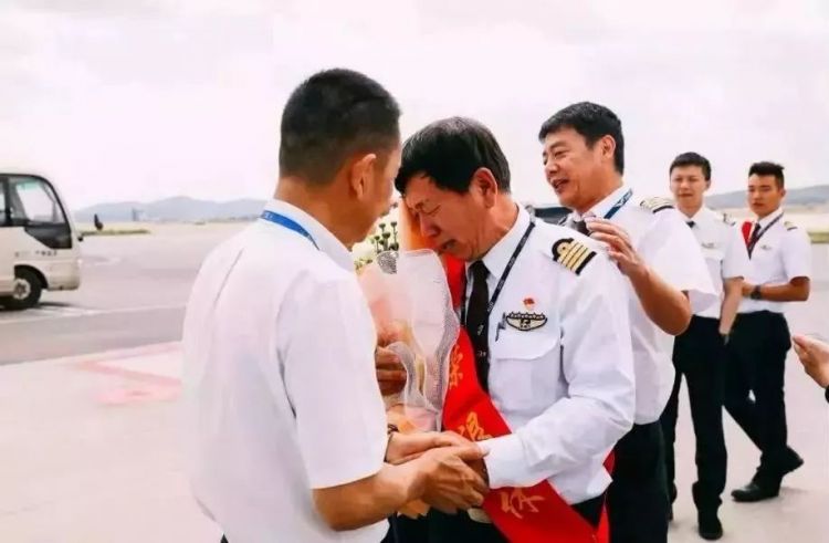 ​中国东方航空机长退休...日本网友：43年间，辛苦了！