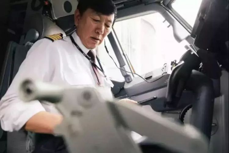 ​中国东方航空机长退休...日本网友：43年间，辛苦了！