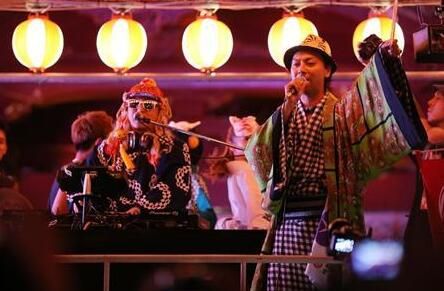 DJ KOO大胆将活力DJ与传统的盂兰盆舞结合起来