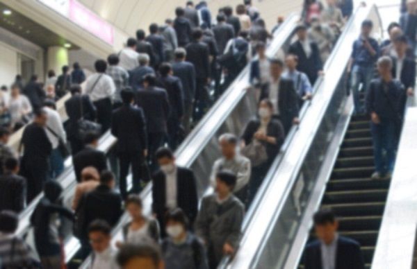 乘扶梯靠右站还是靠左站？日本自动扶梯的安全问题