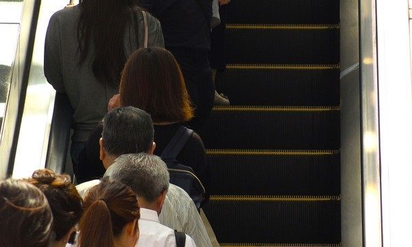 乘扶梯靠右站还是靠左站？日本自动扶梯的安全问题