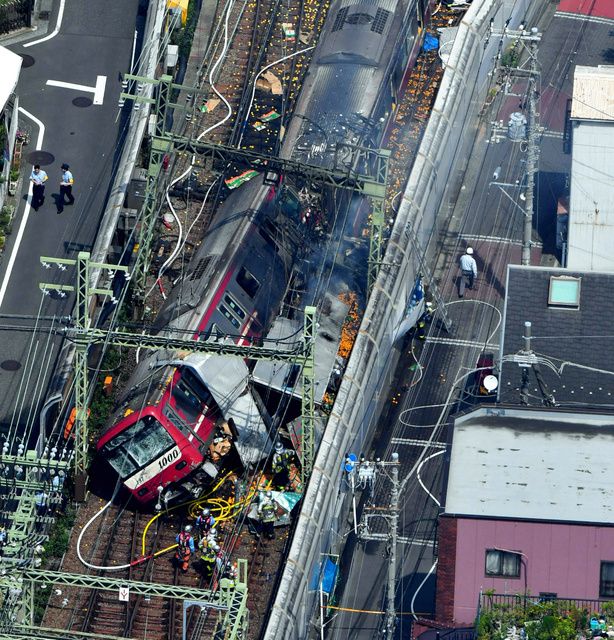 京急本线铁路交叉口，列车与卡车相撞脱轨，造成30人受伤