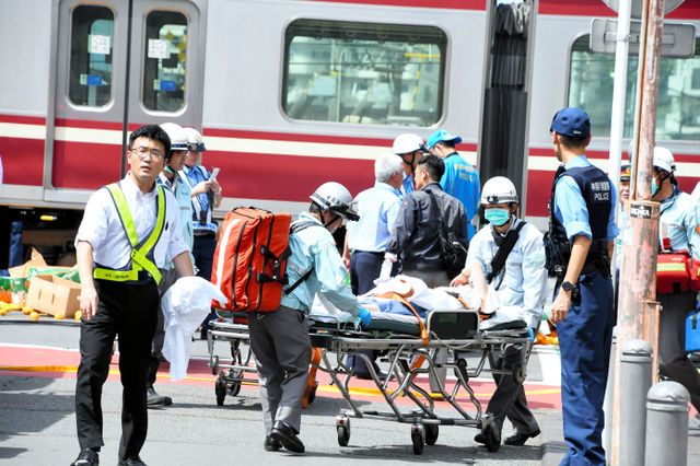 京急本线铁路交叉口，列车与卡车相撞脱轨，造成30人受伤