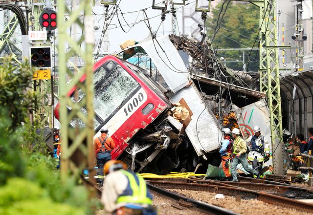 神奈川区京急本线突发撞车事故，31人受伤，1人死亡
