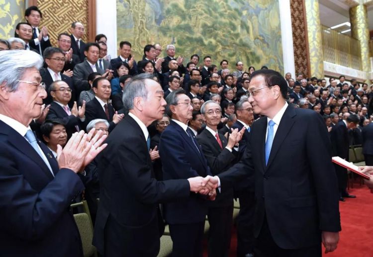 李克强会见日本经济界代表团并座谈