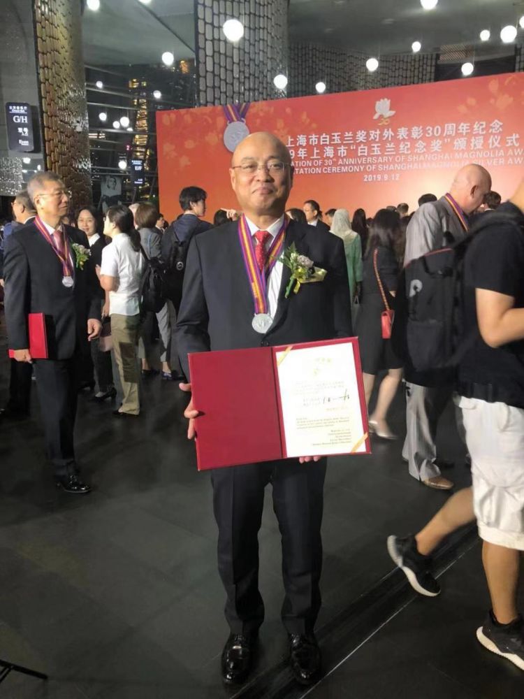 日本瑞穗银行（中国）董事长冈丰树获“白玉兰纪念奖”