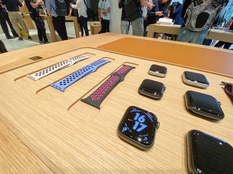 苹果丸之内店“iPhone 11发售”，门店前排起长龙