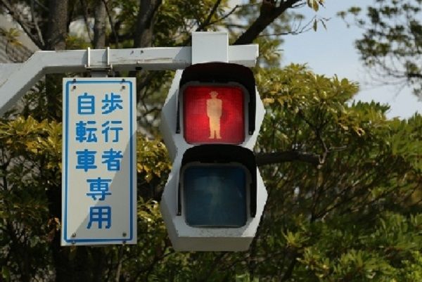 没有信号灯就不让行人，日本斑马线上的事故引人关注