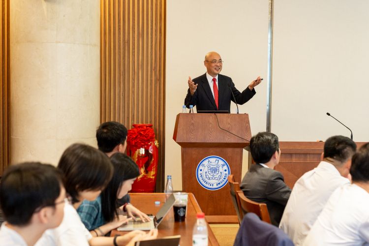 《世界经济和2050年的日本》讲座在厦门大学召开，冈丰树先生发表主旨演讲