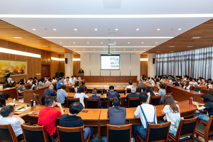 《世界经济和2050年的日本》讲座在厦门大学召开，冈丰树先生发表主旨演讲
