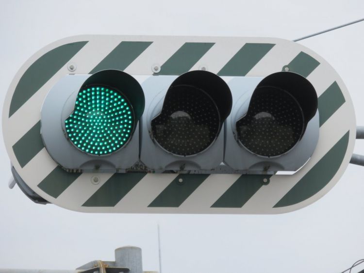 明明是绿色信号灯，为什么只有日本称之为“青信号（蓝色信号灯）”？