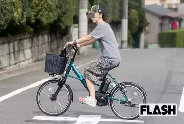北野武净身出户后被情妇抛弃，哭丧脸接受采访的样子也太好笑了​