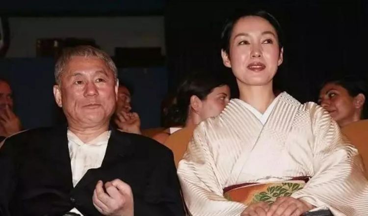 北野武净身出户后被情妇抛弃，哭丧脸接受采访的样子也太好笑了​