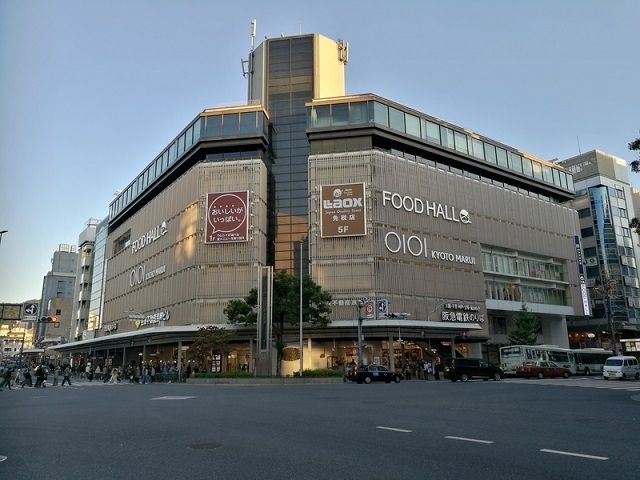 京都核心地带的百货店面临经营难题，其原因是？