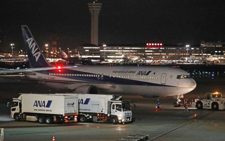 海外华侨华人纷纷以捐款、捐物的方式支援祖国，抗击疫情