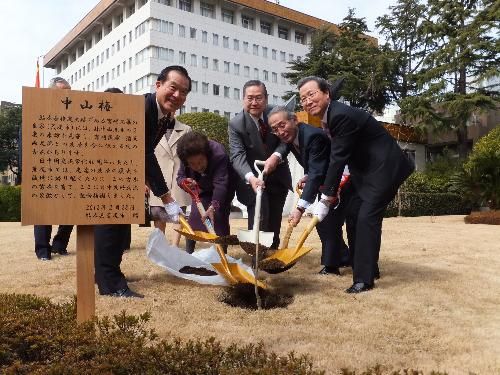 日本荒尾市：“江南无所有，聊赠一枝春”