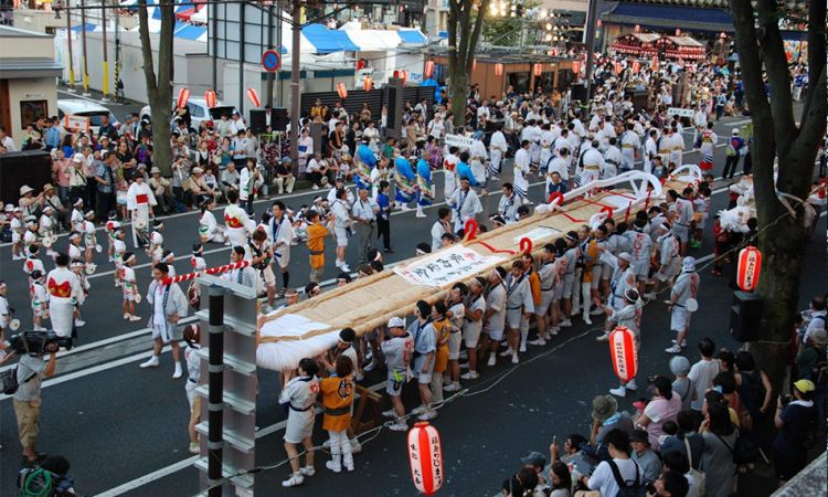 当街互骂、扛草鞋、裸奔…日本那些不可描述的奇葩祭典