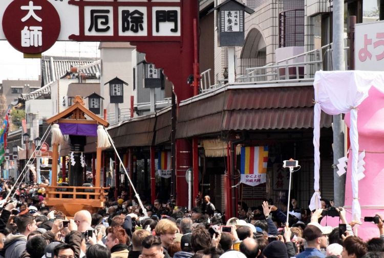 当街互骂、扛草鞋、裸奔…日本那些不可描述的奇葩祭典