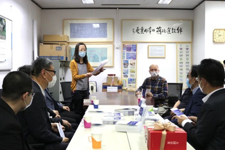 新星出版社、人民中国杂志社向北京日本俱乐部捐赠抗疫图书，分享中国的抗疫经验