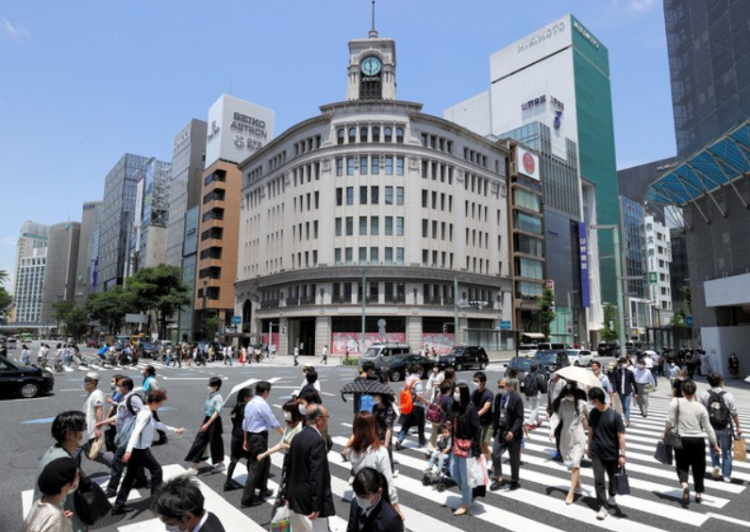 日本解禁后第一个周末 新宿站客流量增长六成