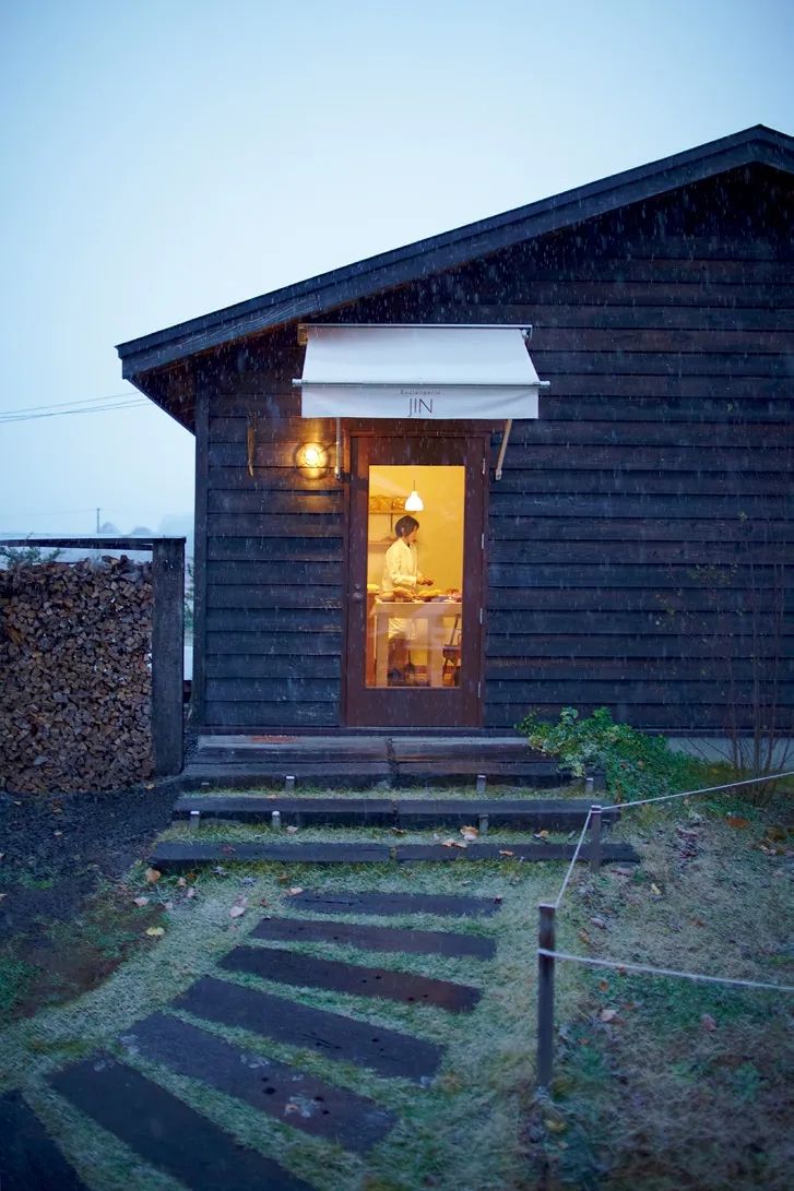 为村上春树设计住宅的建筑师，在北海道盖了这样一座面包房