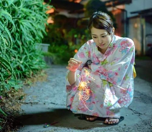 中日节气风物志丨不一样的烟花照亮夜空，点燃希望！