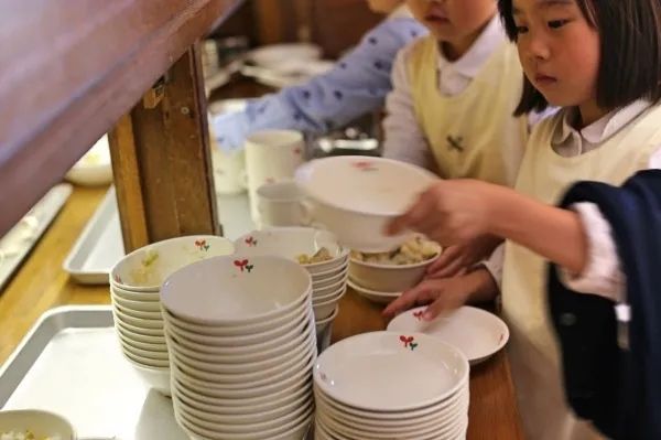 坂本龙一和小野洋子上过的“幼儿园”：教育的根源始终在生活中
