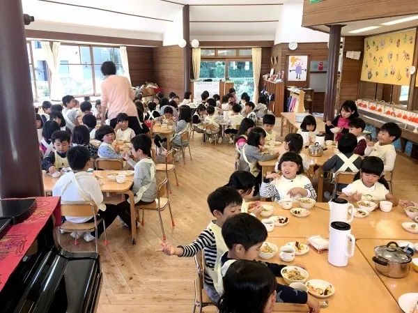 坂本龙一和小野洋子上过的“幼儿园”：教育的根源始终在生活中