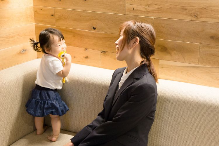 日本超三成单亲妈妈选择放弃工作，担心感染新冠后孩子无人照顾
