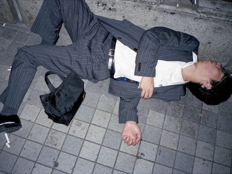 看了马路上睡姿狂放的日本人，我觉得自己还不算真“社畜”
