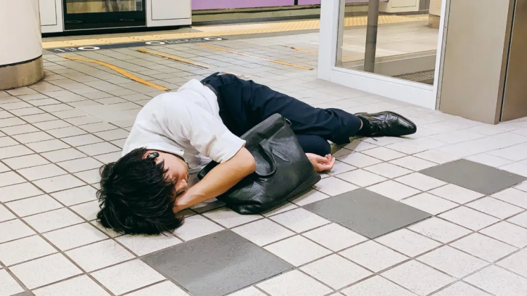 看了马路上睡姿狂放的日本人，我觉得自己还不算真“社畜”