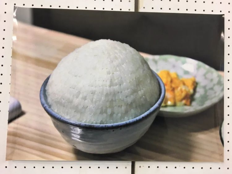 这碗饭的每粒米都被日本人叠得整整齐齐，我就想知道怎么下筷子