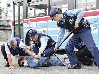 到底有多少日本警察在公厕里丢过枪？