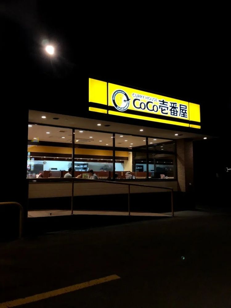 日本最大的咖喱店，被卷入了一场令人作呕的“表演”
