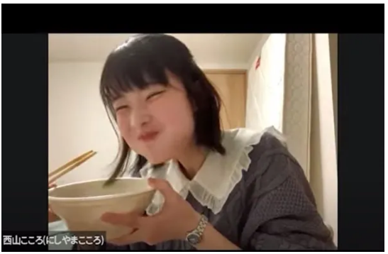 日本女高中生，因为吃乌冬面火了