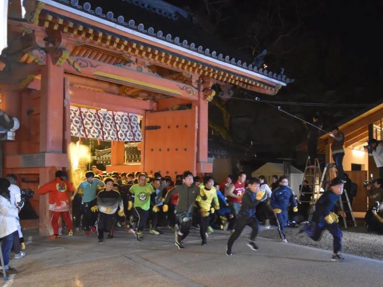 日本人新年抢头香，第一名才是倒霉蛋